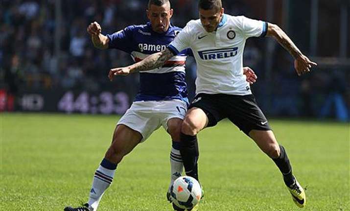 inter milan beats 10 man sampdoria 4 0 in serie a