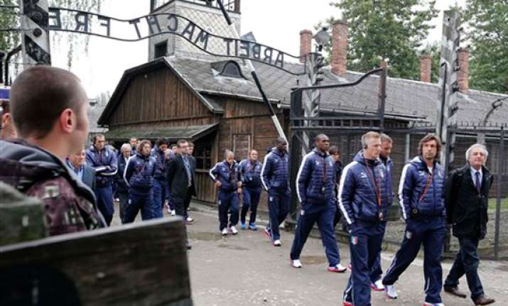 italy netherlands pay solemn visit to auschwitz