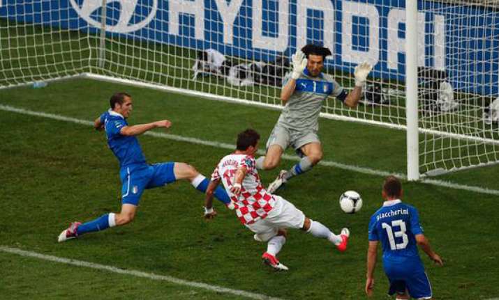 italy held to 1 1 draw by croatia in group c