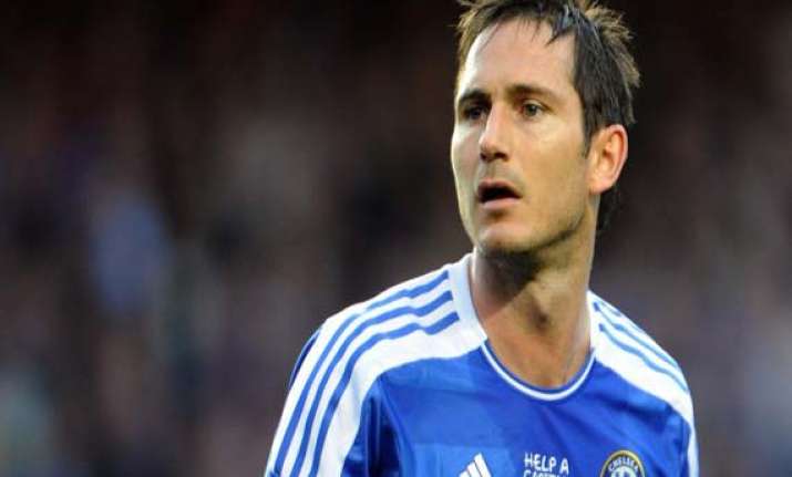 lampard rescues chelsea in 2 1 win at everton