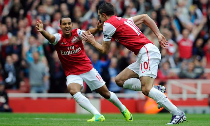 late van persie goal rescues win for arsenal
