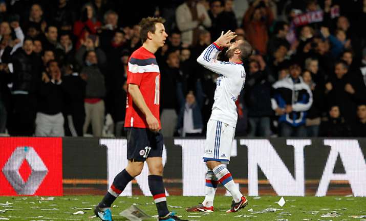 lyon beats lille 2 1 in french league