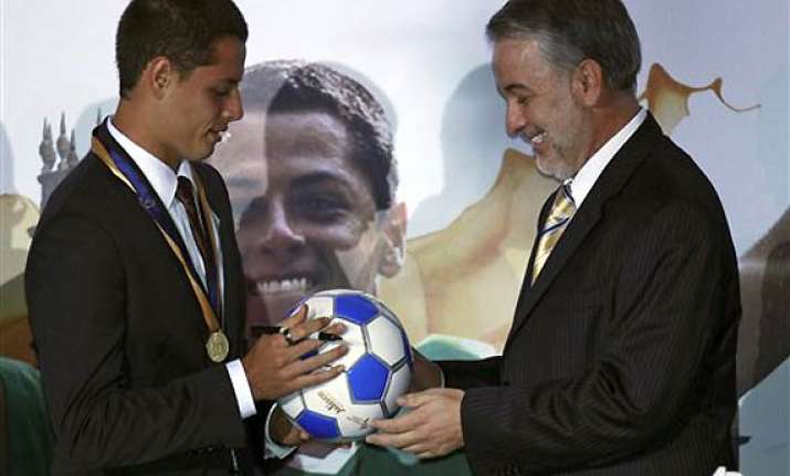 man united striker hernandez out for 2 weeks