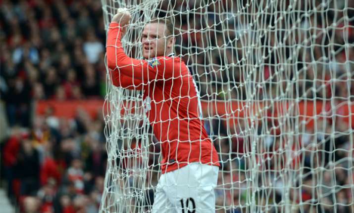 man united beats swansea 2 0 to stay in title race