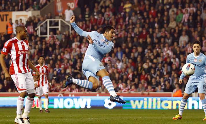 manchester city draws at stoke drops 2 points in title race