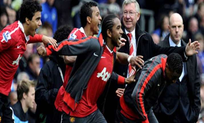 manchester united lifts premier league title for 19th time
