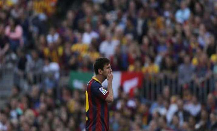 messi pens restructured barcelona contract