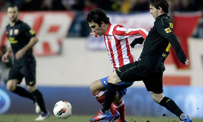 messi gives barcelona 2 1 win at atletico madrid