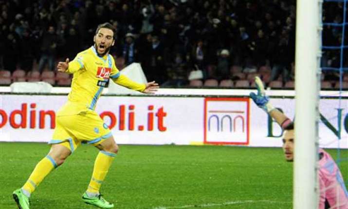 napoli beats roma to reach italian cup final