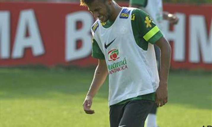 neymar hurt in practice but should play friendly
