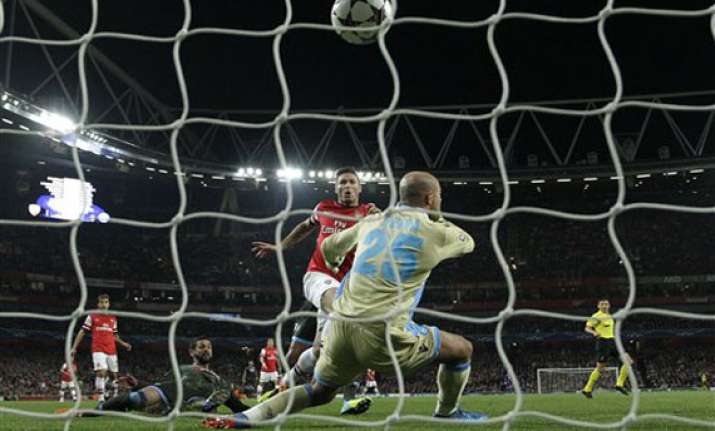 ozil scores for arsenal in 2 0 win over napoli
