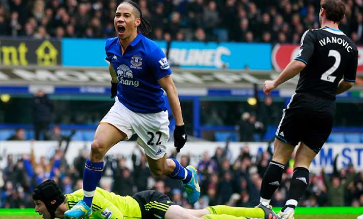 pienaar scores as everton beats chelsea 2 0