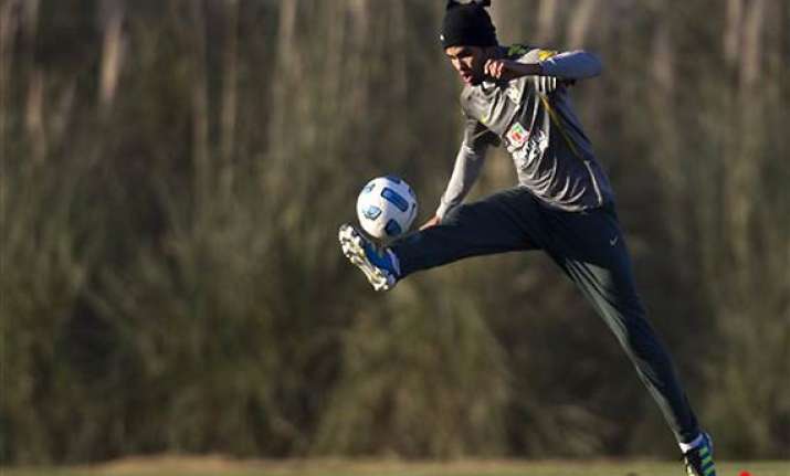 sandro out of brazil squad because of knee injury