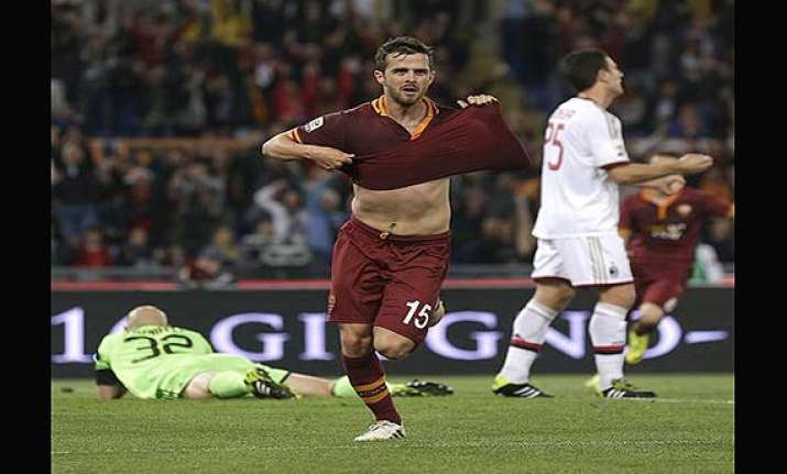 serie a roma beats ac milan 2 0 to keep title race open