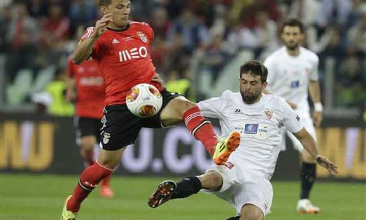 sevilla beats benfica in europa lge on penalties