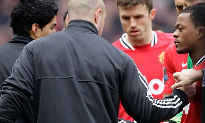 suarez apologizes for snubbing evra handshake