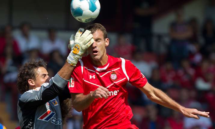 tigres morelia and santos bunched at the top