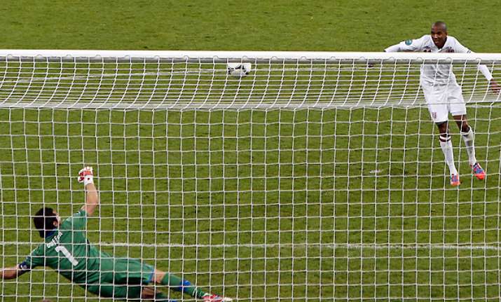 uk police probe twitter abuse of england players