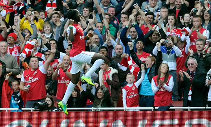 van persie rescues arsenal in 3 1 win over stoke