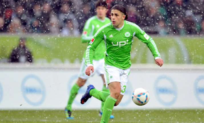 wolfsburg beats freiburg 3 2 in bundesliga