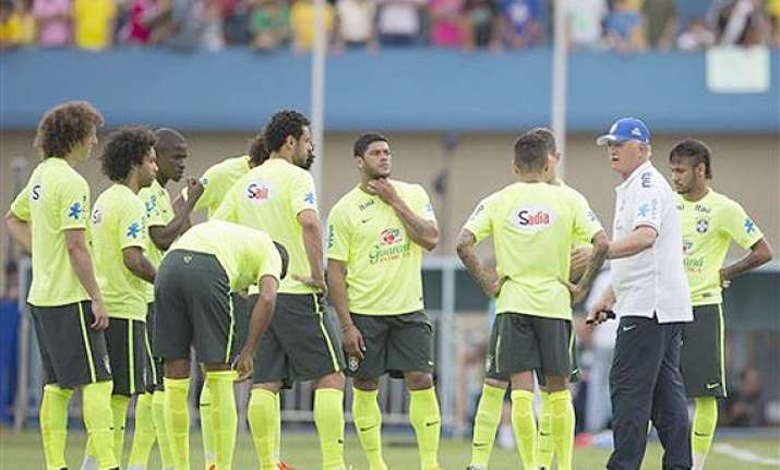 world cup thousands show up for brazil s training session