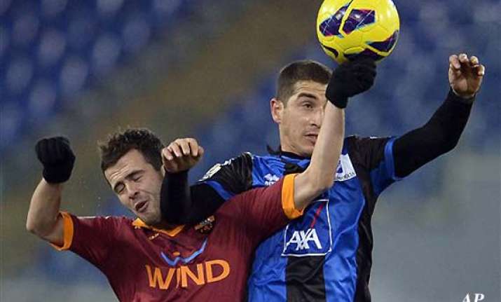 10 man roma beats atalanta 3 0 in italian cup