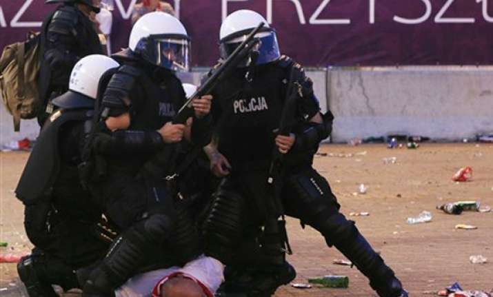 24 people hurt in clashes at euro 2012