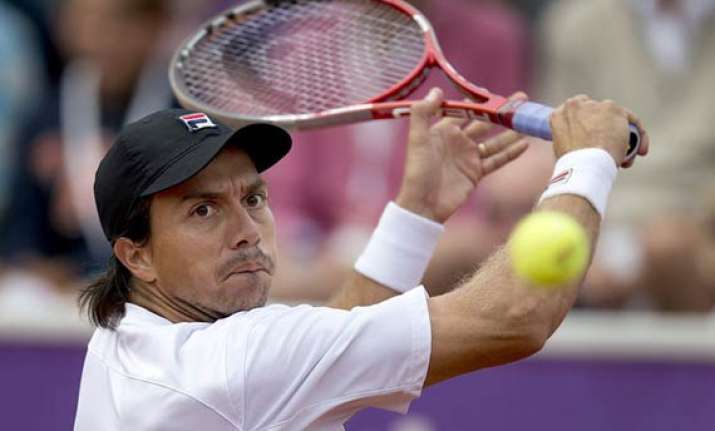 carlos berlocq beats tomas berdych to win portugal open