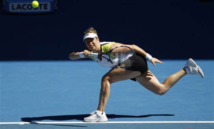 clijsters overcomes injury to beat li in 3 sets