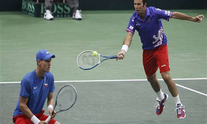 czechs beat italy 3 0 in davis cup reach quarters