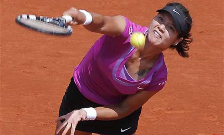 defending french open champion li wins in 3 sets