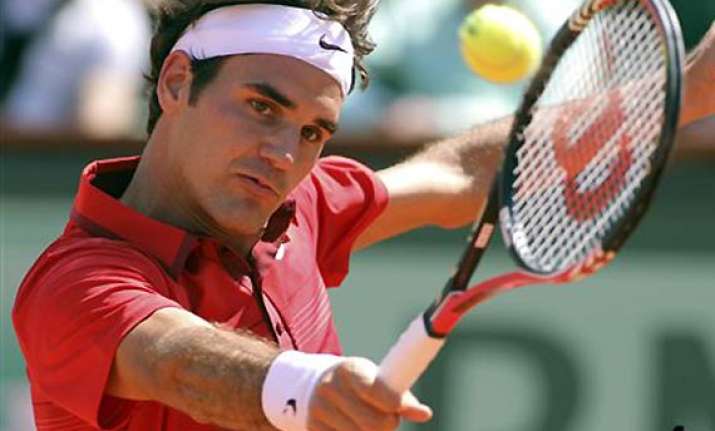 federer reaches quarterfinals at french open