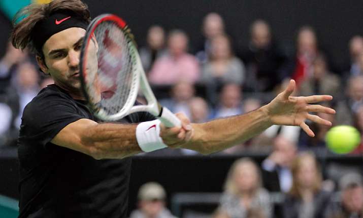 federer tops mahut to advance at abn amro