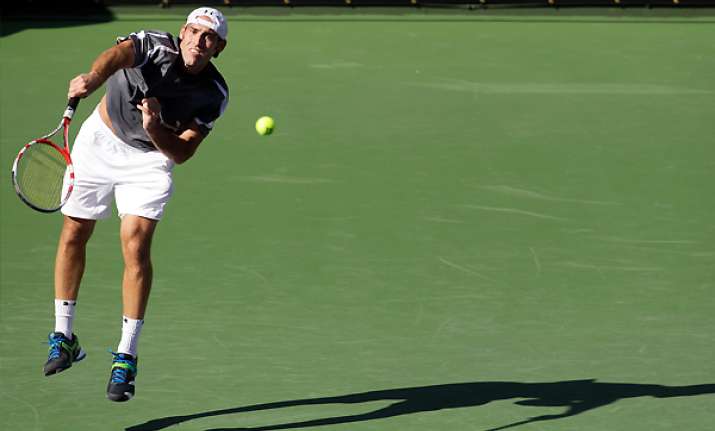 ginepri bounces back from losing first set to win