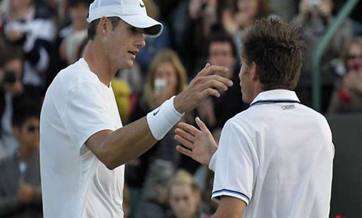 hall of fame top seeded isner advances