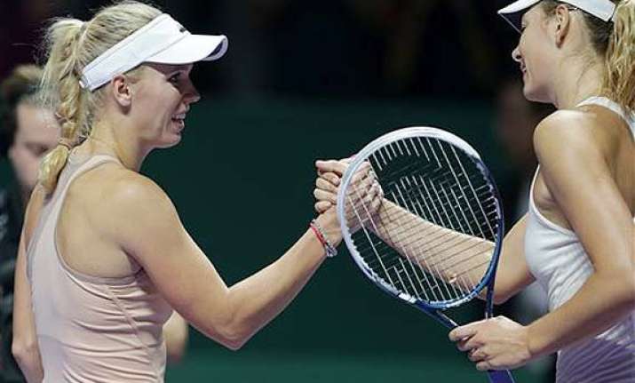 caroline wozniacki beats maria sharapova at wta finals