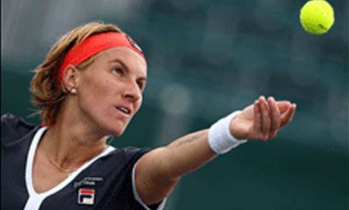 federer digs deep injured kuznetsova exits