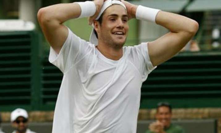 isner struggles into atlanta quarters