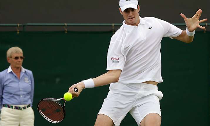 isner upset by falla in 1st round at wimbledon