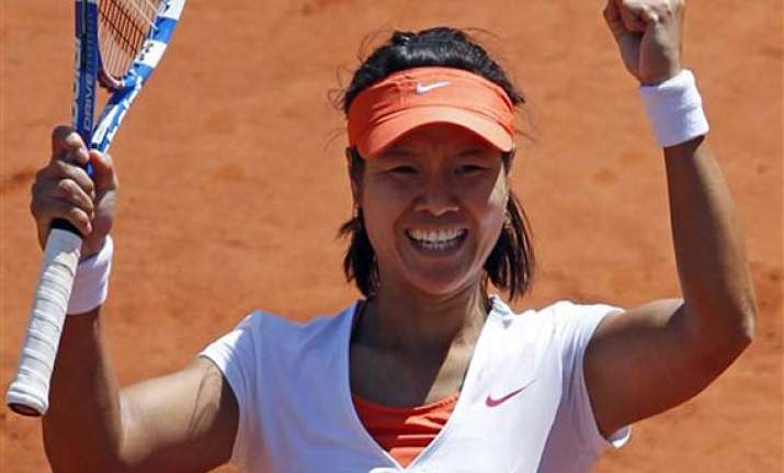 li na beats sharapova to meet schiavone in final