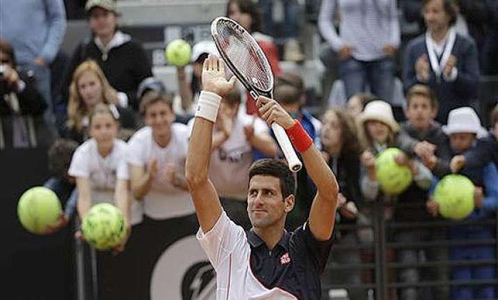novak djokovic reaches third round in italian open