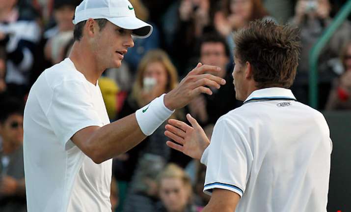 rematch isner needs 2 hours 3 sets to beat mahut