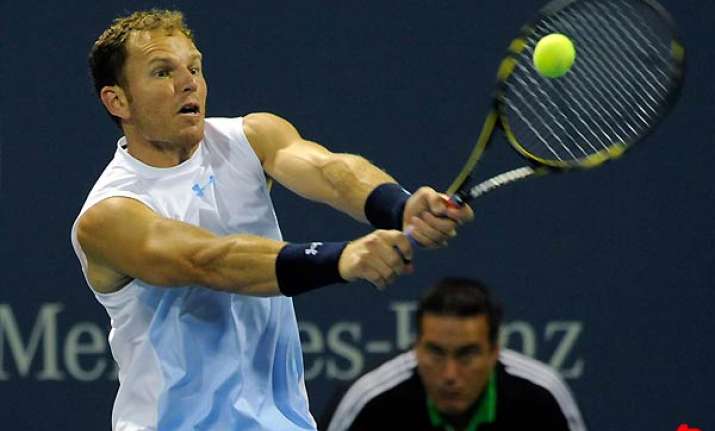 russell ousts tursunov in la