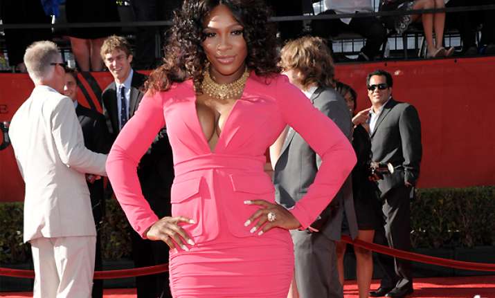 serena williams continues comeback at wtt event