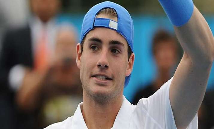 shanghai masters isner rallies to beat giraldo