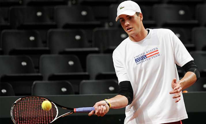 top seed isner through in memphis