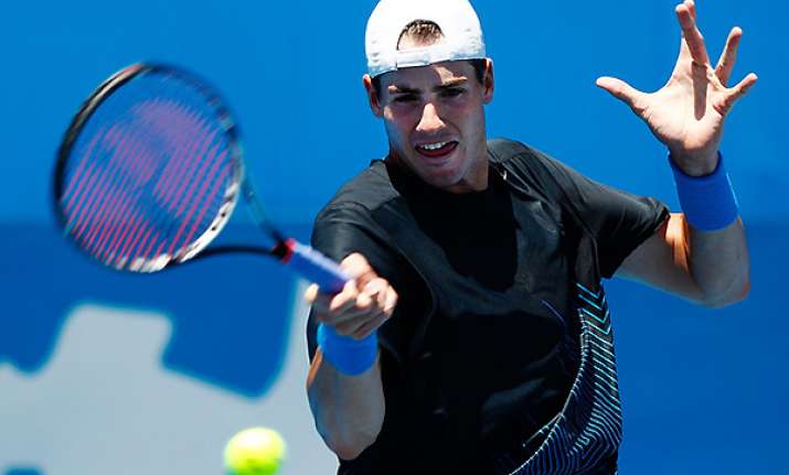 top seeded isner into 2nd round at delray beach