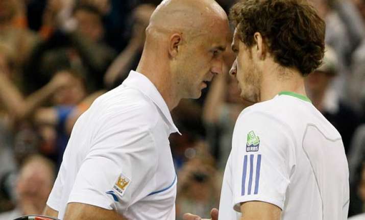 trick shot helps murray into second week of wimbledon