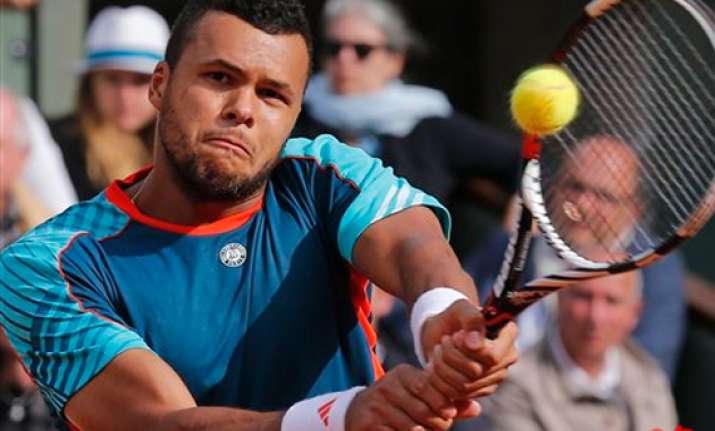 tsonga returns wraps up match at french open