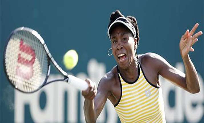 venus williams advances in charleston